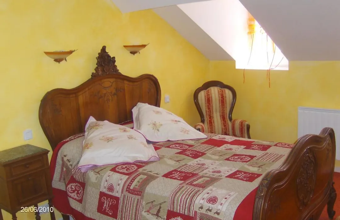Au Pied du Chateau-1